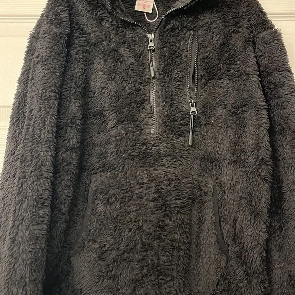 Women’s Medium Black Fuzzy Pull Over